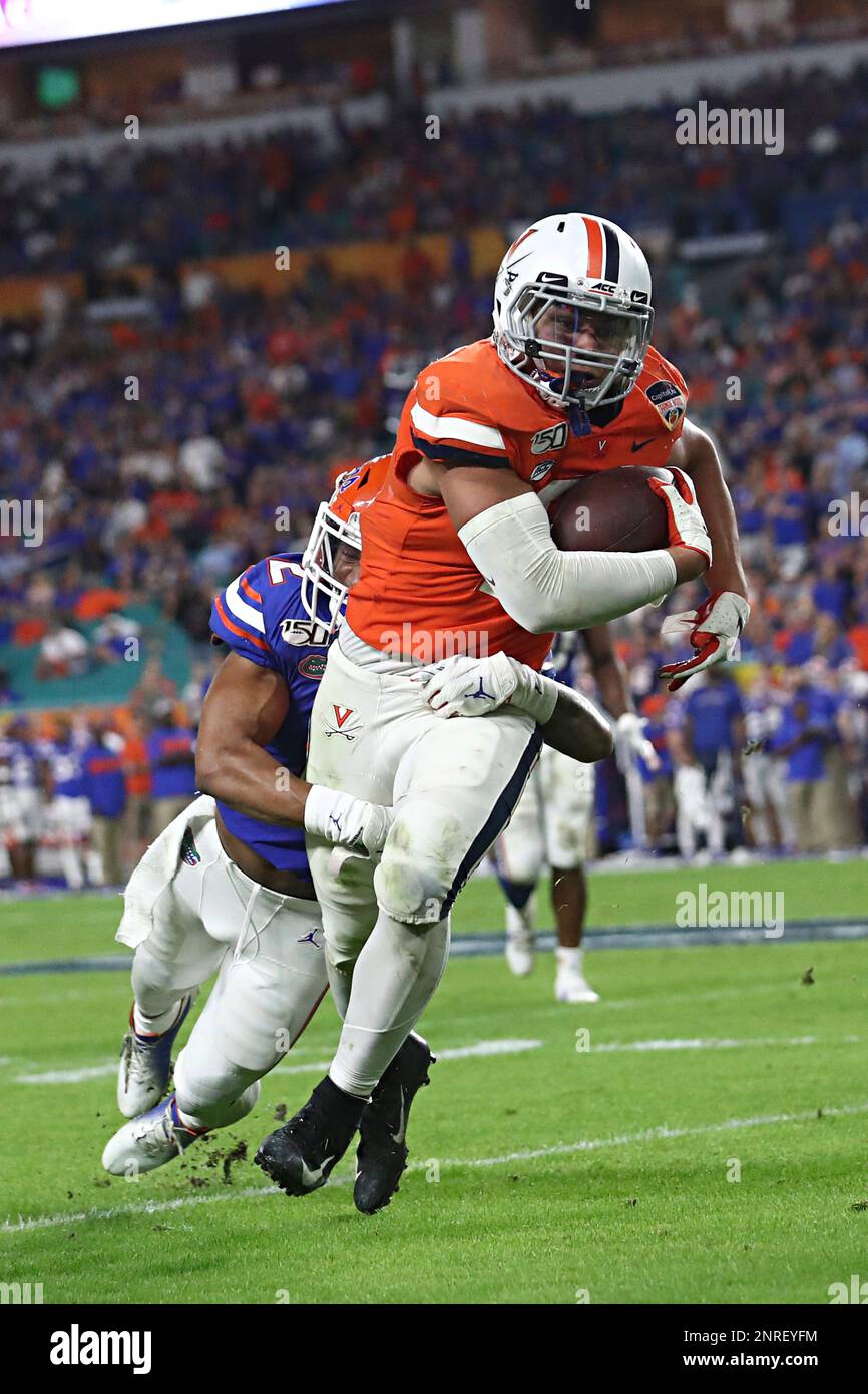 Virginia Cavaliers running back Wayne Taulapapa (21) catches a pass during the Orange Bowl game against Florida on Monday, December 30 at Hard Rock Stadium. Virginia fell to Florida 36-28.(Erin Edgerton/The Daily Progress via AP) Stockfoto