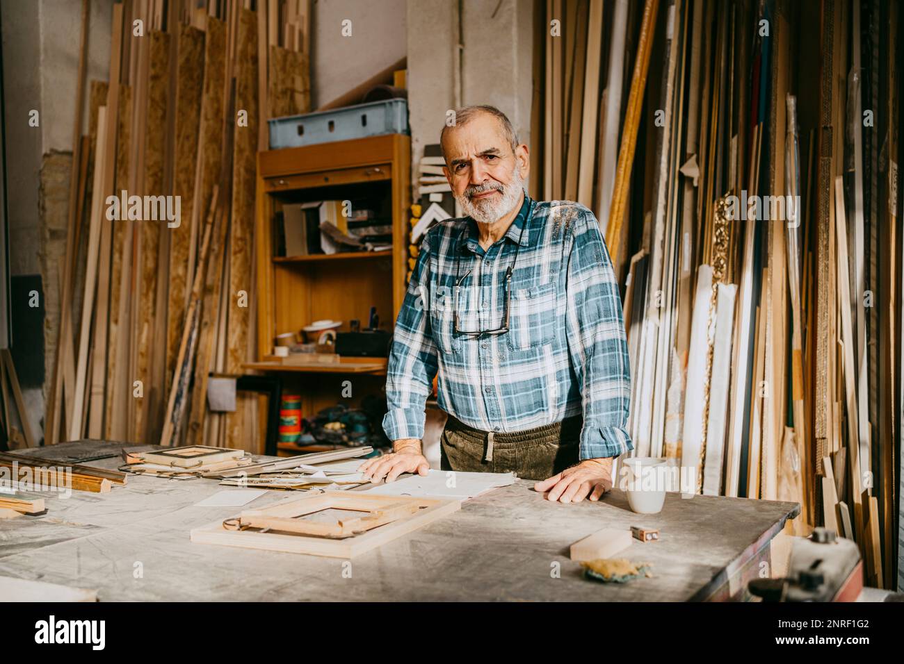 Porträt eines selbstbewussten männlichen Zimmermanns, der in der Werkstatt steht Stockfoto