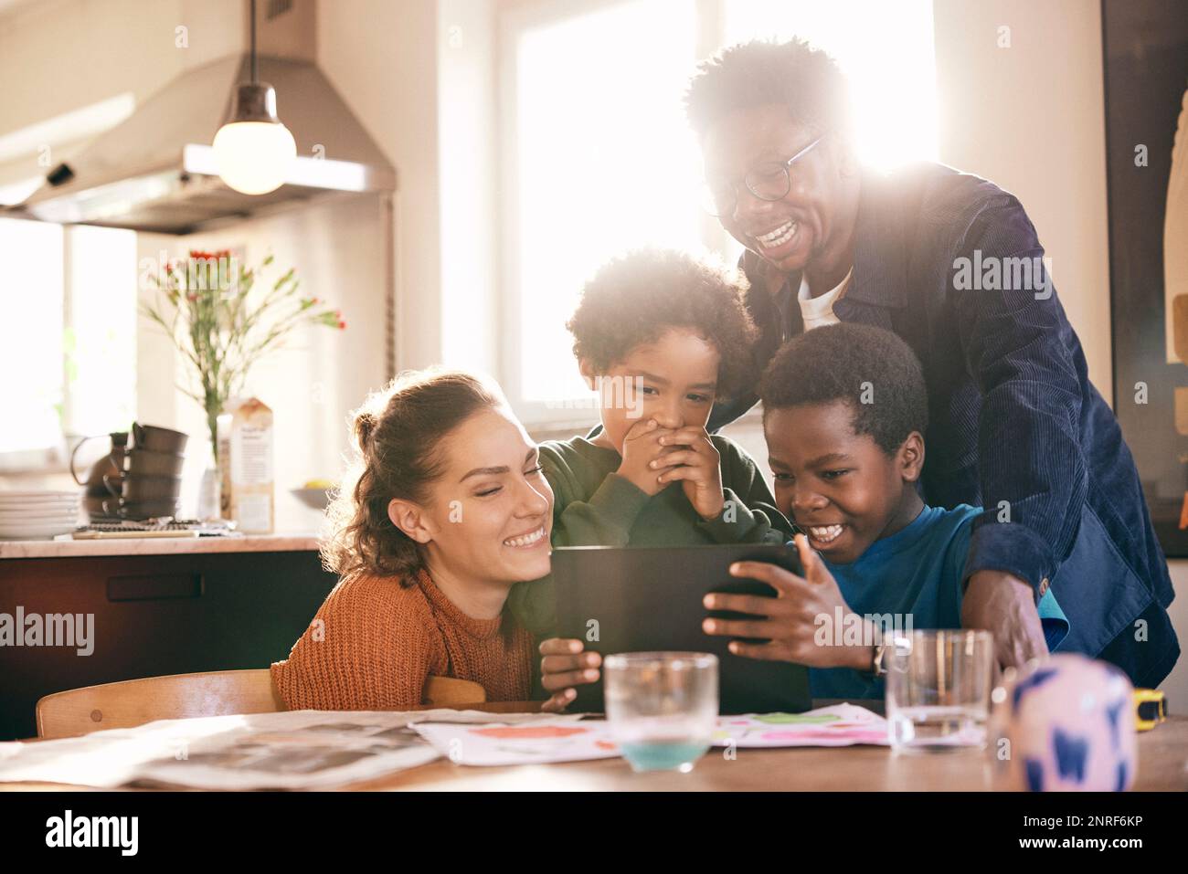 Viel Spaß für die ganze Familie, während sie sich zu Hause ein digitales Tablet anschauen Stockfoto