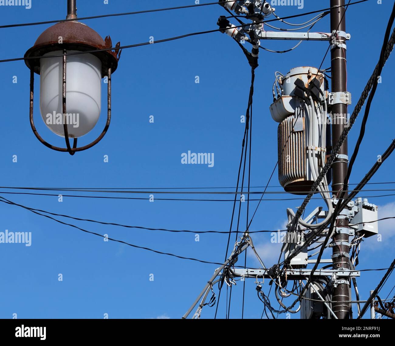 Stromleitungen in Japan gegen den blauen Himmel Stockfoto