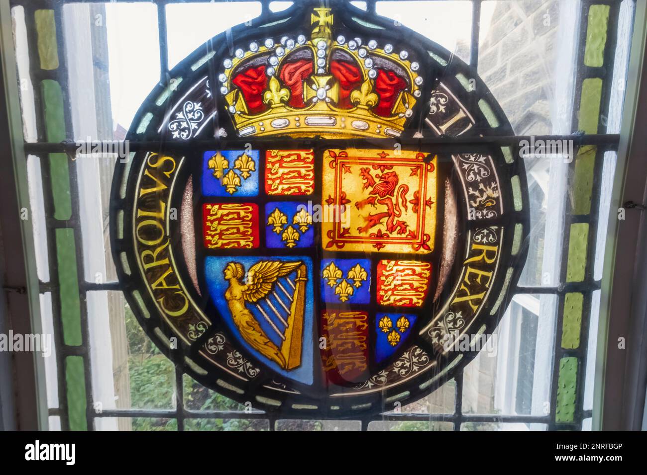 England, Kent, Edenbridge, Chiddingstone, Chiddingstone Castle, Fenster aus Buntglas mit dem Wappen von König Karl I. Stockfoto