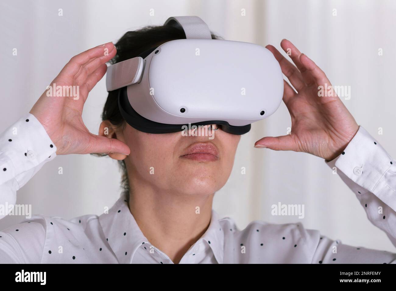 Nahaufnahme einer Geschäftsfrau, die mit einer VR-Brille interagiert. Stockfoto