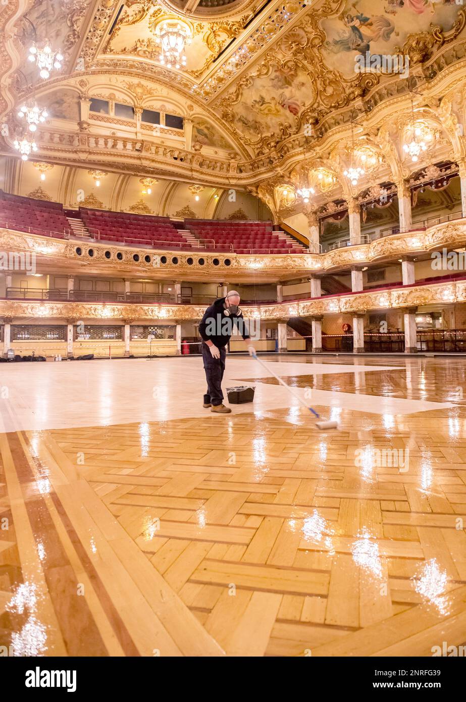 Blackpool Tower Ballroom Floor wird jährlich während eines dreitägigen Erneuerungsprozesses poliert, Blackpool, Großbritannien. Bilddatum: Sonntag, 26. Februar 2023. Stockfoto