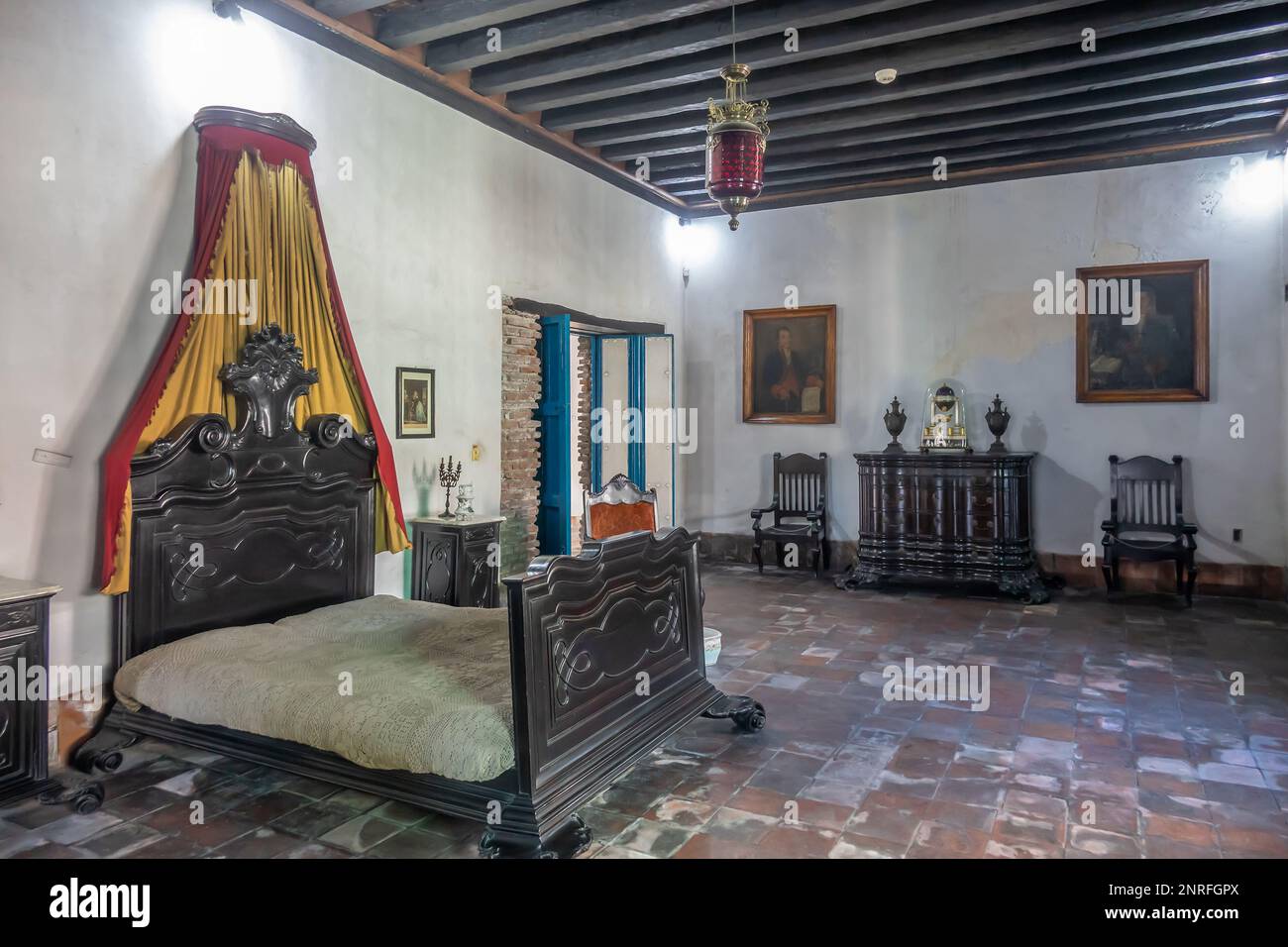 Karibik, Kuba, Santiago, Parque Cespedes, Diego Velazquez House, Innenraum, Schlafzimmer Stockfoto