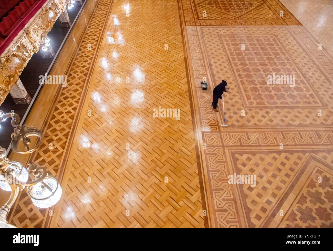 Blackpool Tower Ballroom Floor wird jährlich während eines dreitägigen Erneuerungsprozesses poliert, Blackpool, Großbritannien. Bilddatum: Sonntag, 26. Februar 2023. Stockfoto