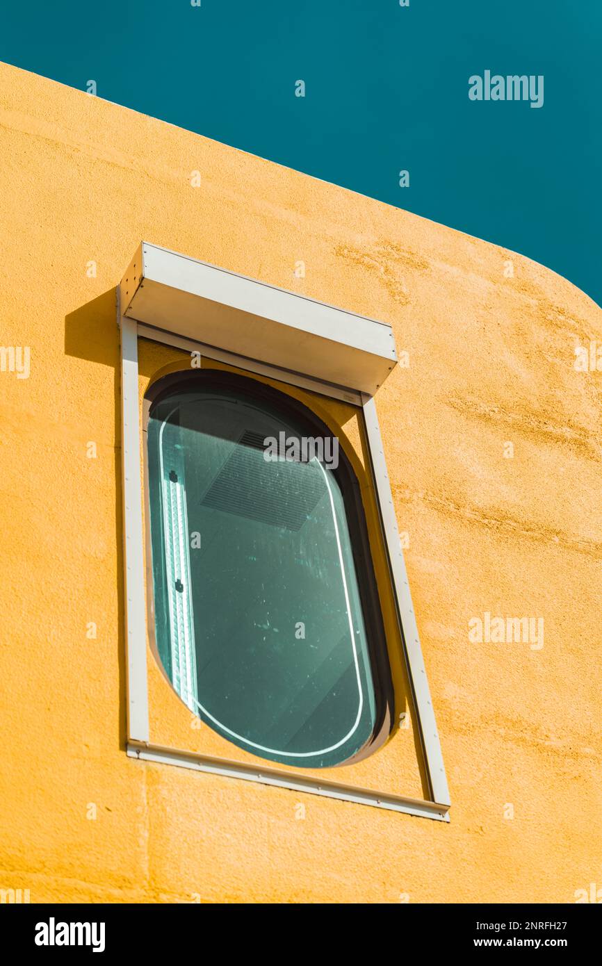 Altes Fenster an der Wand, Farbe Gelb, Himmelblau Stockfoto