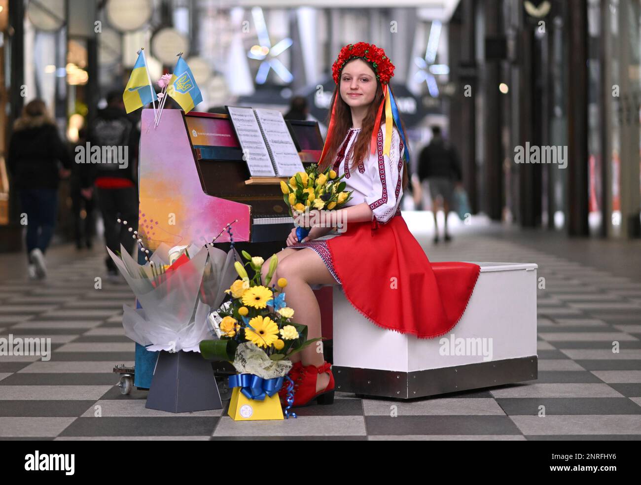 Die 13-jährige ukrainische Flüchtling Alisa Bushuieva spielt die ukrainische Nationalhymne auf einem Klavier in Liverpool One Stockfoto