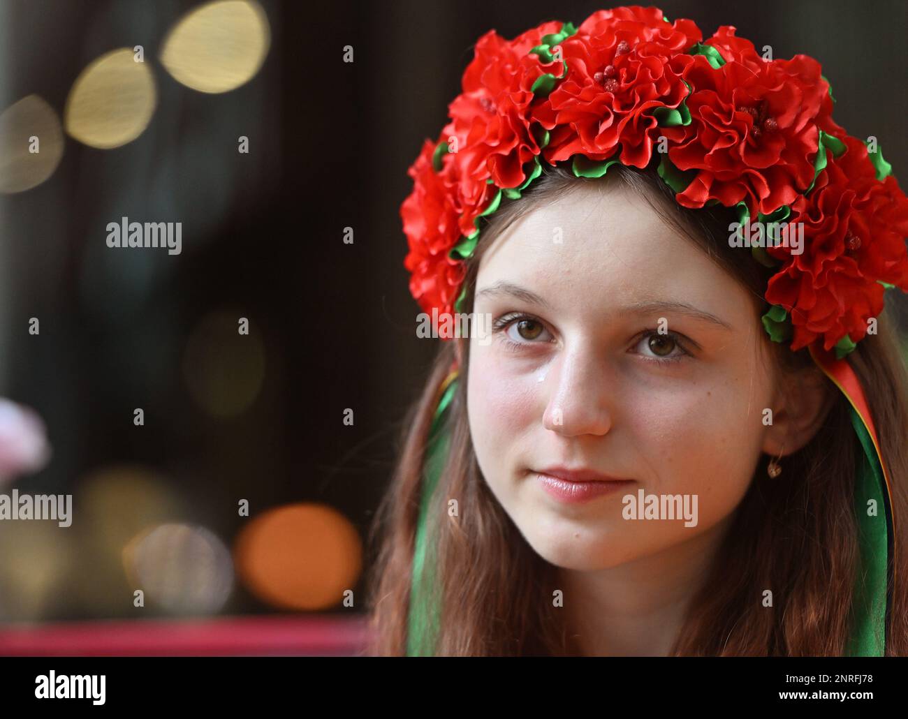 Die 13-jährige ukrainische Flüchtling Alisa Bushuieva spielt die ukrainische Nationalhymne auf einem Klavier in Liverpool One Stockfoto