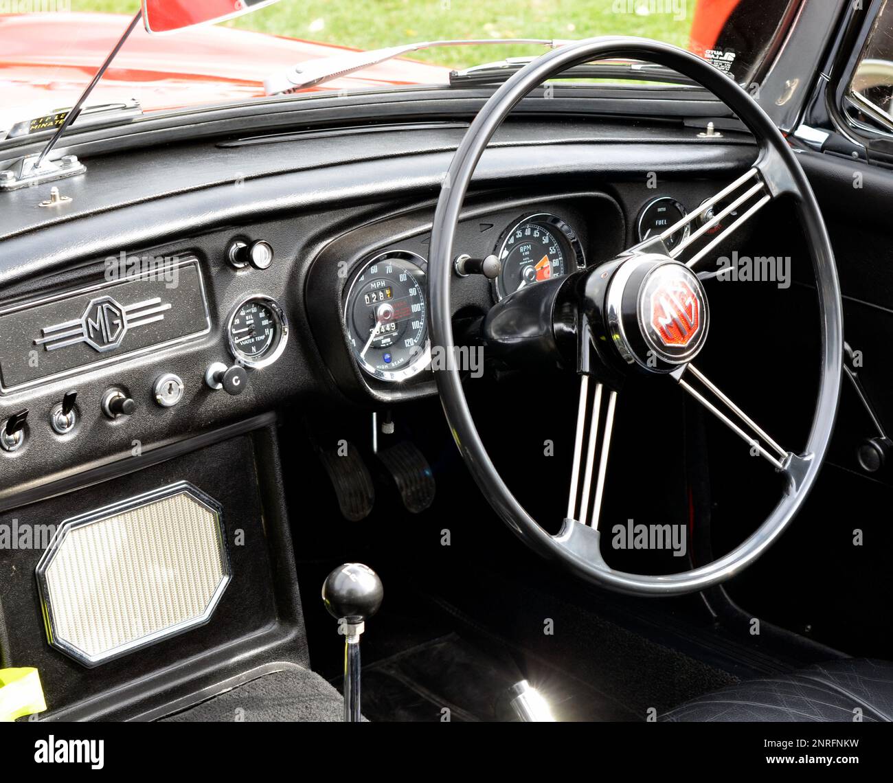 Cockpit eines klassischen, oben offenen MGB Roadster Sportwagens Stockfoto
