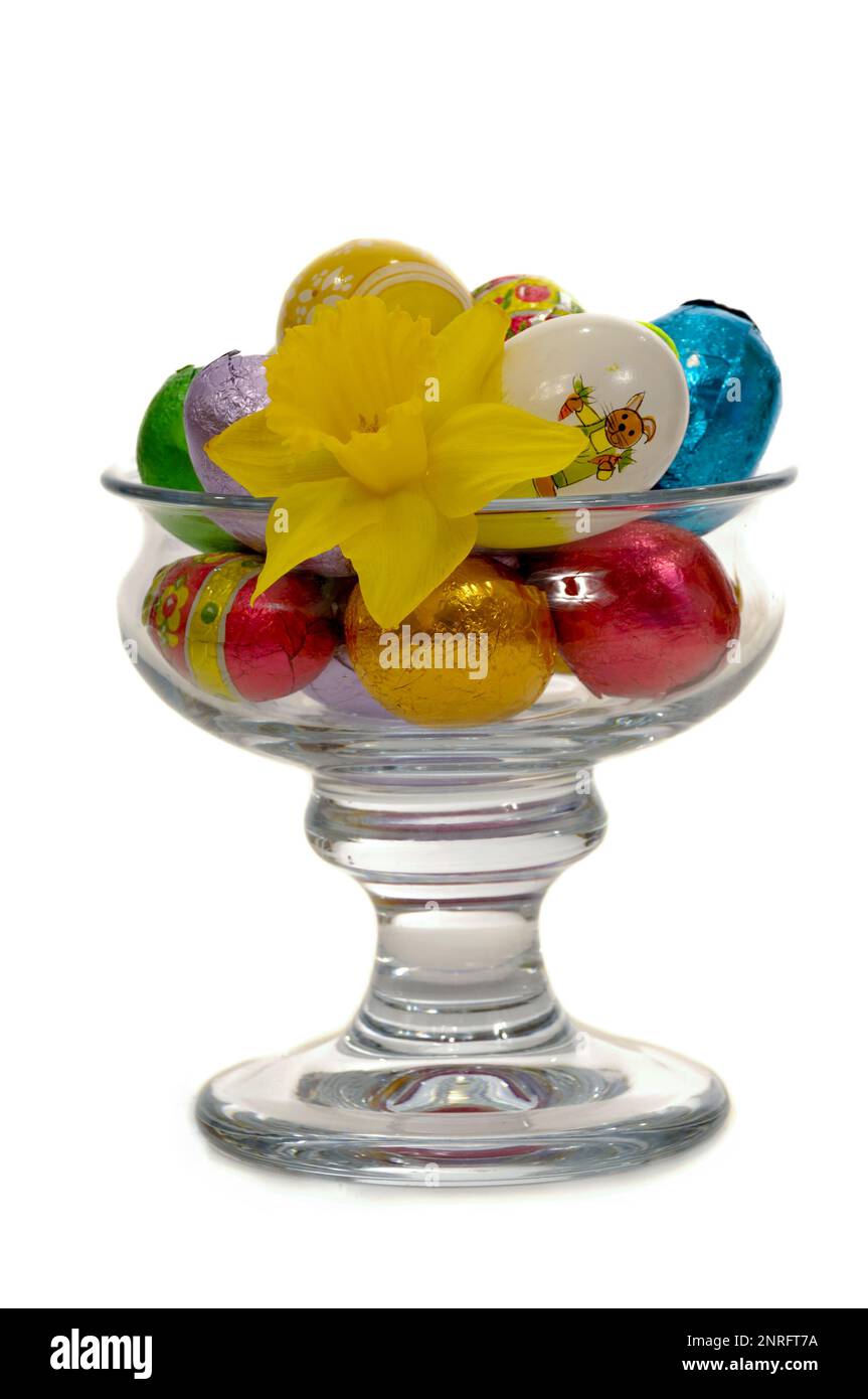 Ostereier und Blumen in einem großen Glas. Stockfoto