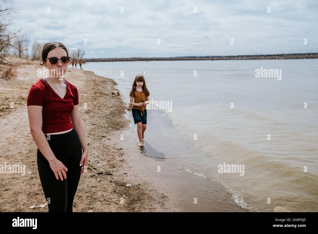 Unglückliches Teenager-Mädchen, das am See steht Stockfoto