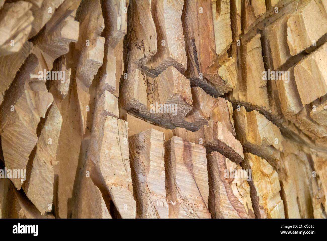 Vollformataufnahme mit grobem geschnitztem Holz Stockfoto