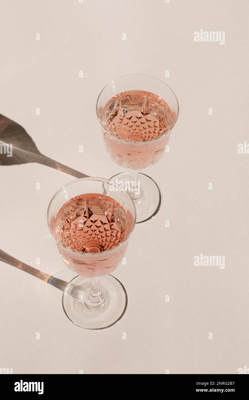 Zwei Weingläser gefüllt mit Roséwein Stockfoto