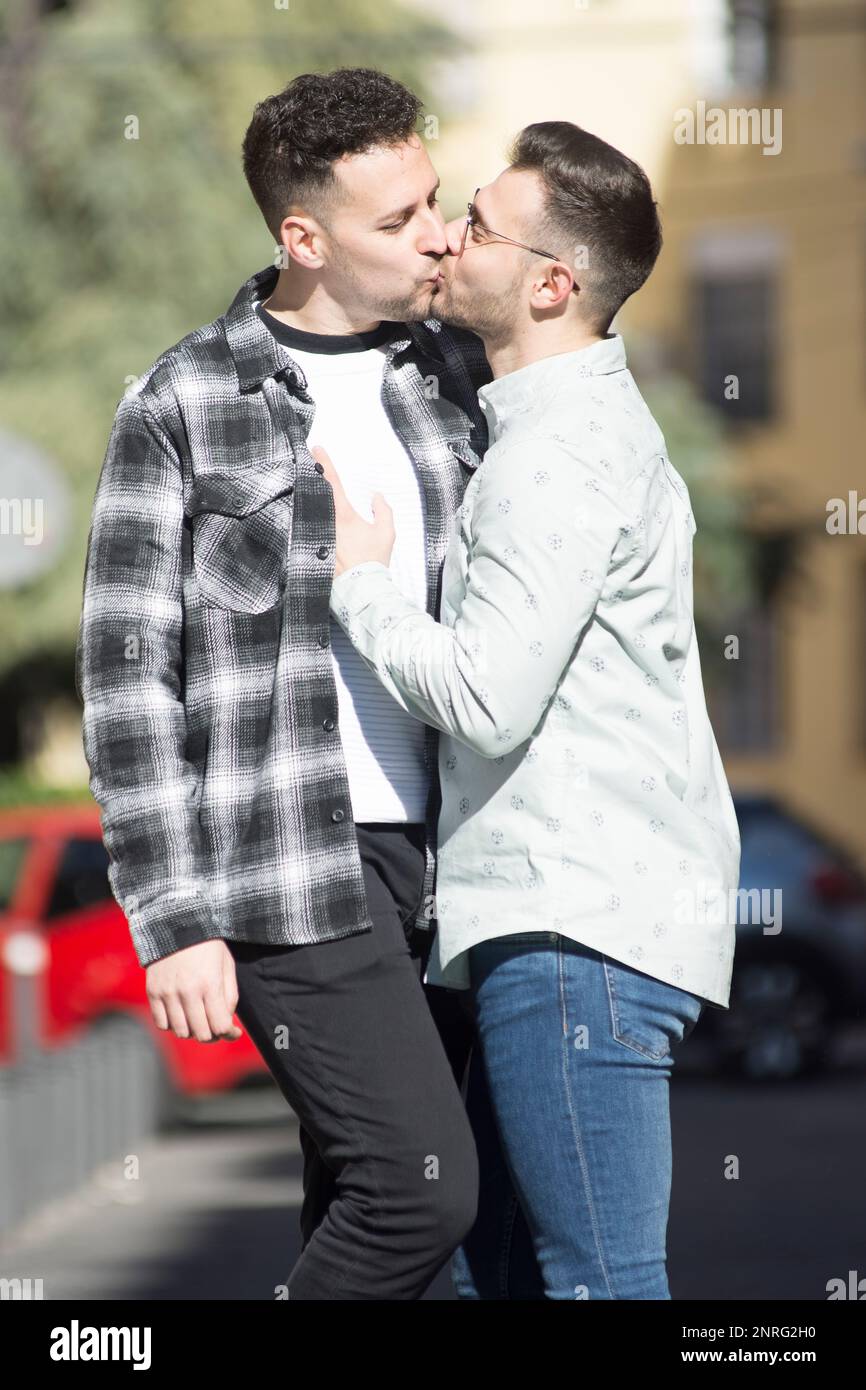 Ein Porträt von glücklichen schwulen Paaren draußen Stockfoto