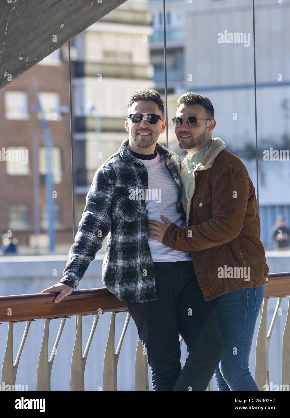 Ein Porträt von glücklichen schwulen Paaren draußen Stockfoto