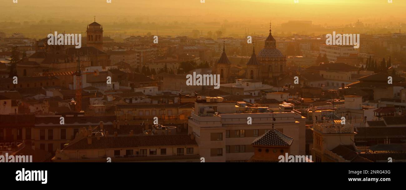 Sommeruntergang über Granada Stockfoto