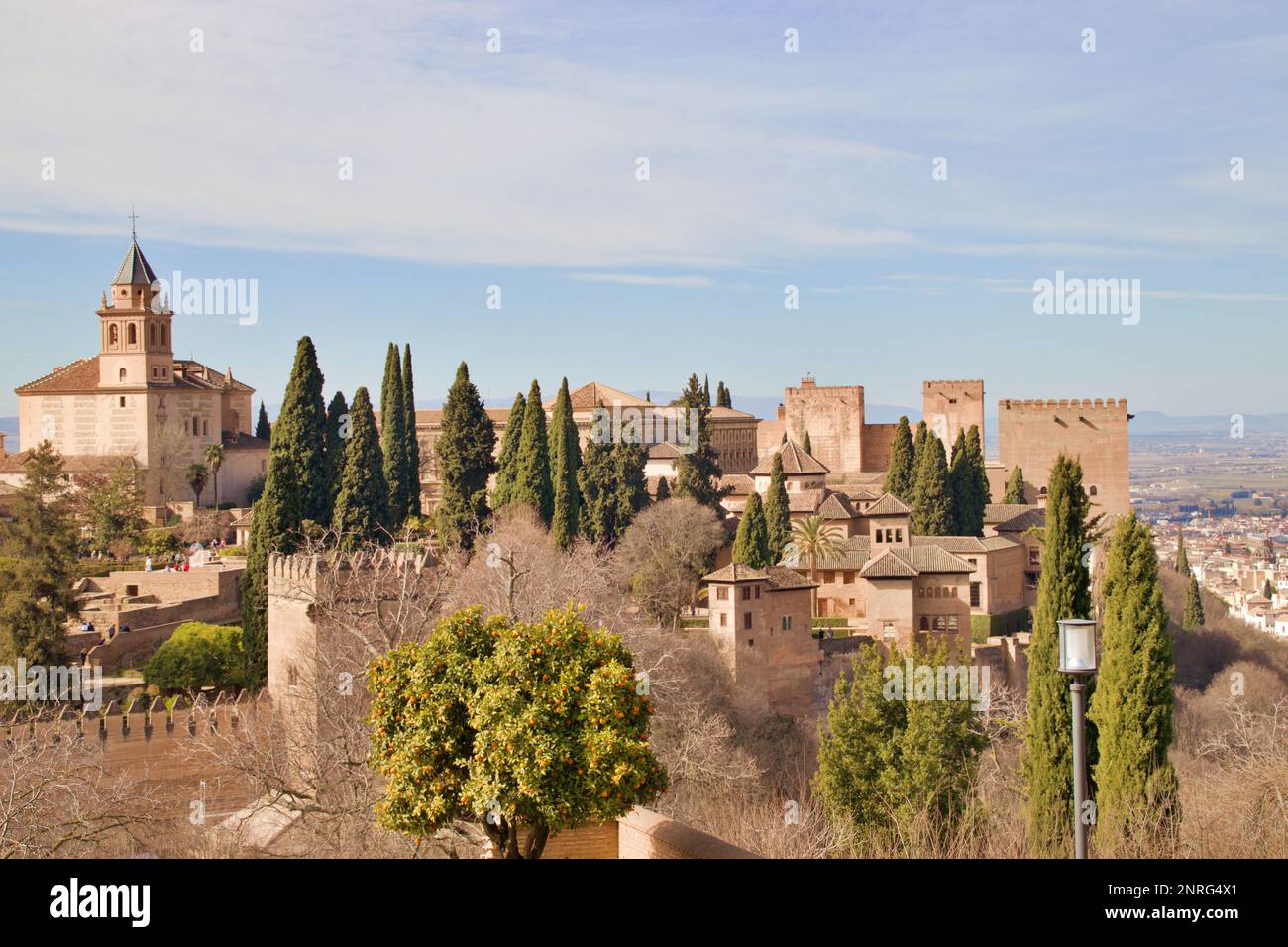 Blick auf die alhambra und ihre Gärten Stockfoto