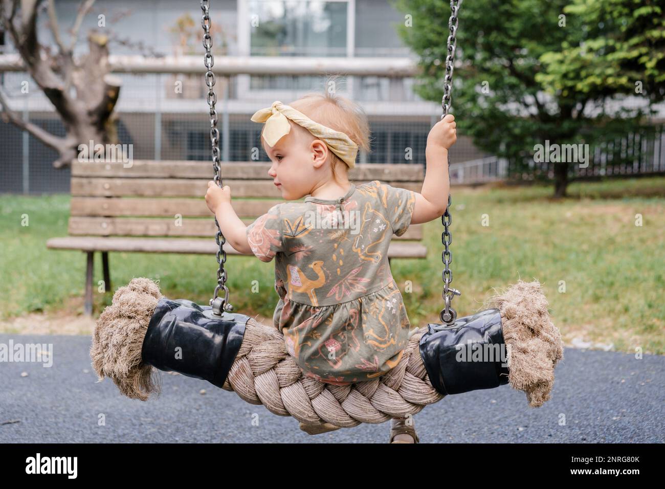 Kleines Mädchen spielt auf einem umweltfreundlichen Spielplatz aus natürlichen Materialien Stockfoto