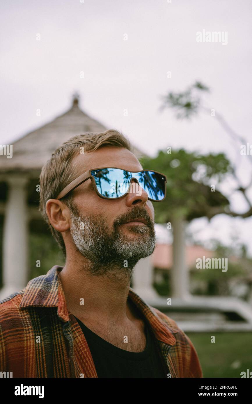 Porträt eines Mannes mittleren Alters in Spiegelsonnenbrille. Reflexion Stockfoto