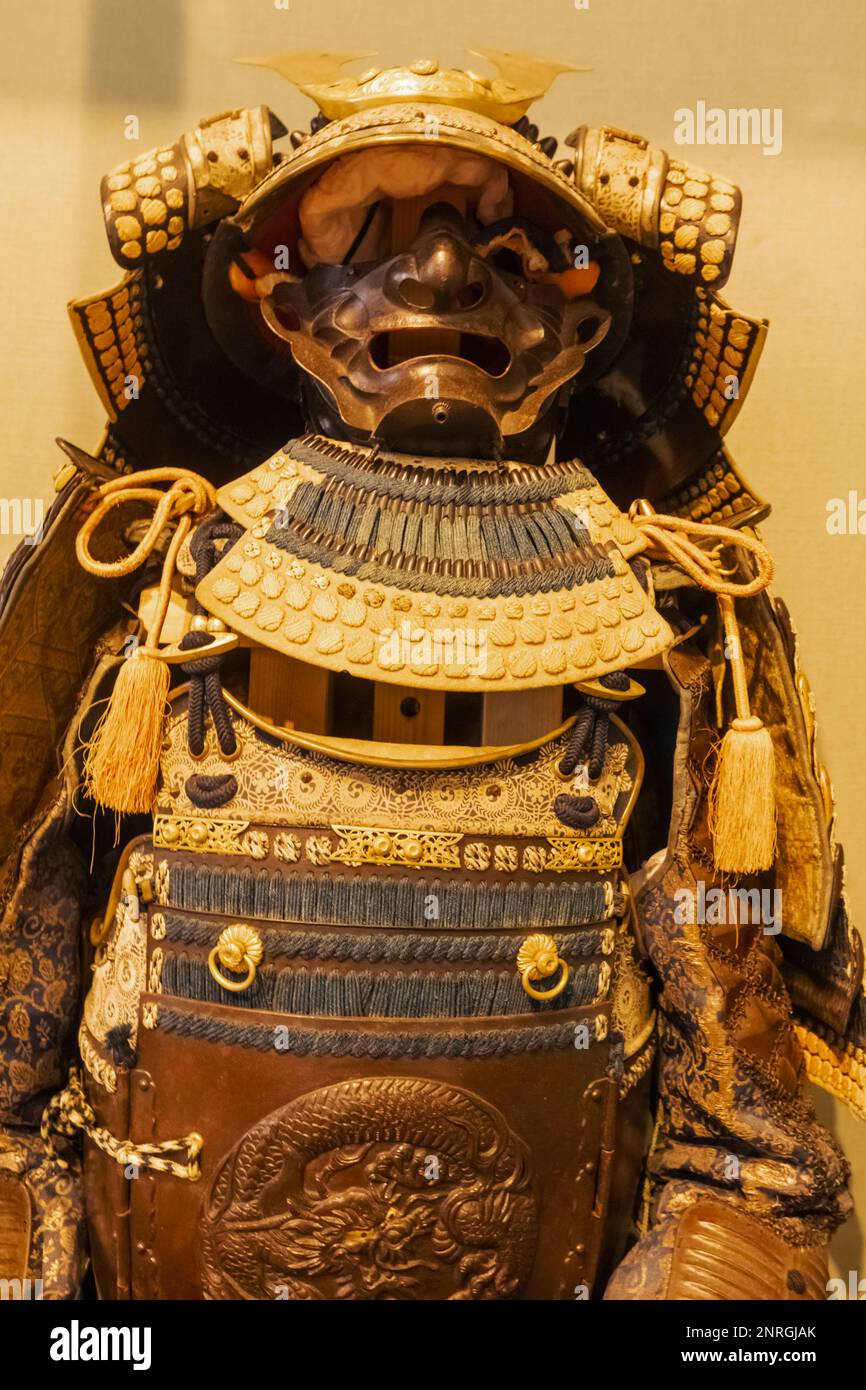 England, Kent, Edenbridge, Chiddingstone, Chiddingstone Castle, Ausstellung mit Helm und Rüstung des japanischen Kriegers Stockfoto