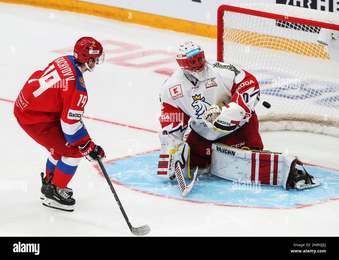Russia's Vladimir Tkachev, left, scores a penalty shot past Czech Republic's goalkeeper Simon Hrubec during the Channel One Cup ice hockey match between Russia and Czech Republic in Moscow, Russia, Saturday, Dec. 14, 2019. (Alexander Safonov, Championat.com via AP) Stockfoto