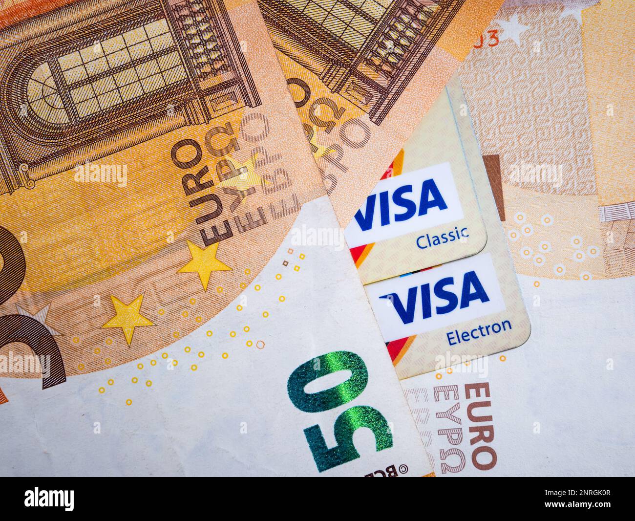 Makrobild einer 50-Euro-Banknote und einer Visa-Debit- oder -Kreditkarte. Europäisches Währungskonzept. Stockfoto