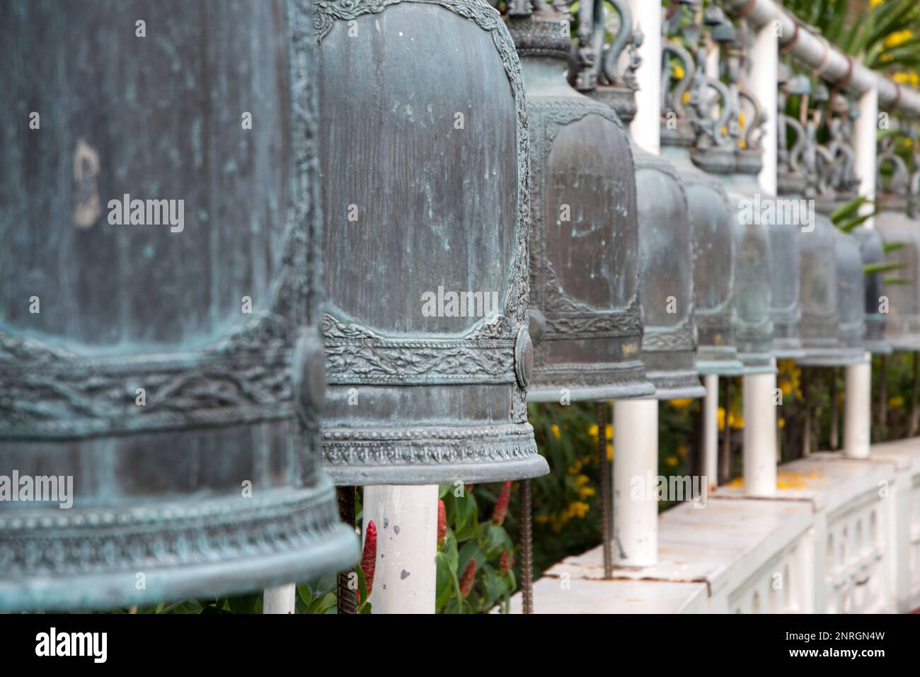 Bronzeglocken am Golden Mountain oder Wat Saket in Bangkok Stockfoto