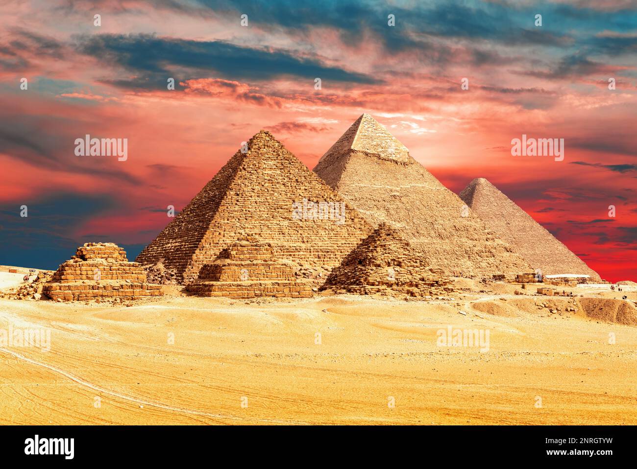 Die Pyramiden von Ägypten im Sand der Wüste von Gizeh, Blick auf den Sonnenuntergang, Ägypten Stockfoto