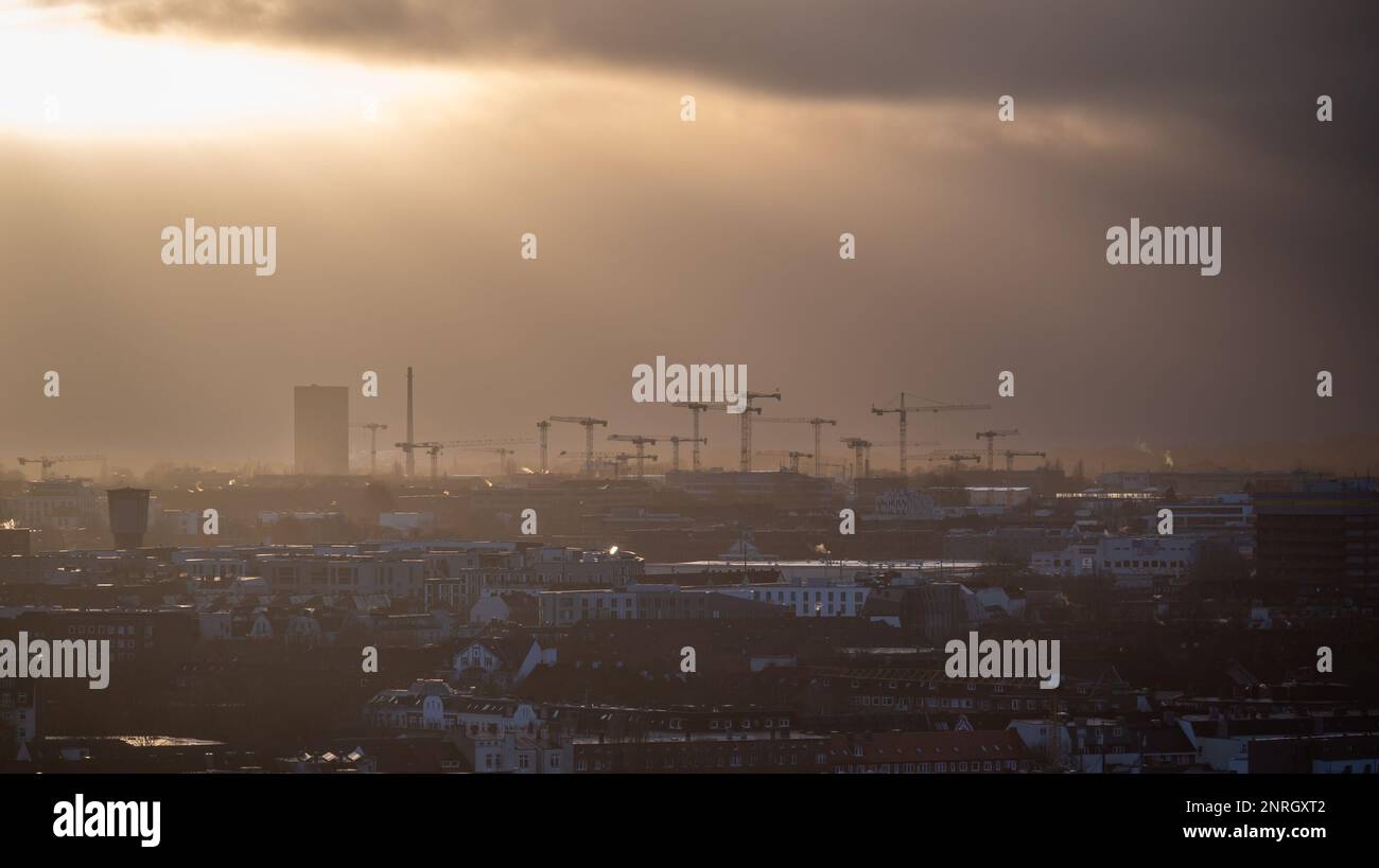 Silhouette vieler Kräne auf einer Baustelle in Hamburg. Deutschland. Stockfoto