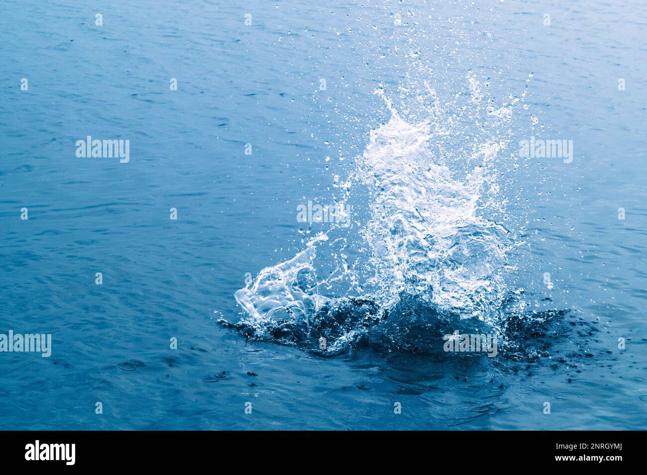 Spritzer auf die Wasseroberfläche aufprallen Stockfoto