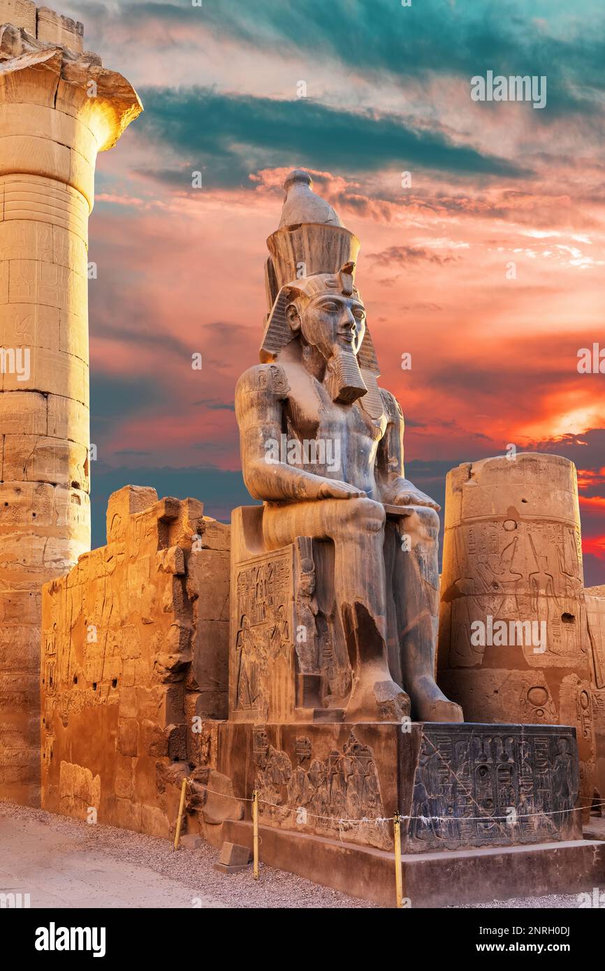 Eingang zum Tempel von Luxor, Statue Ramesses II, Sonnenuntergangslandschaft, Ägypten Stockfoto