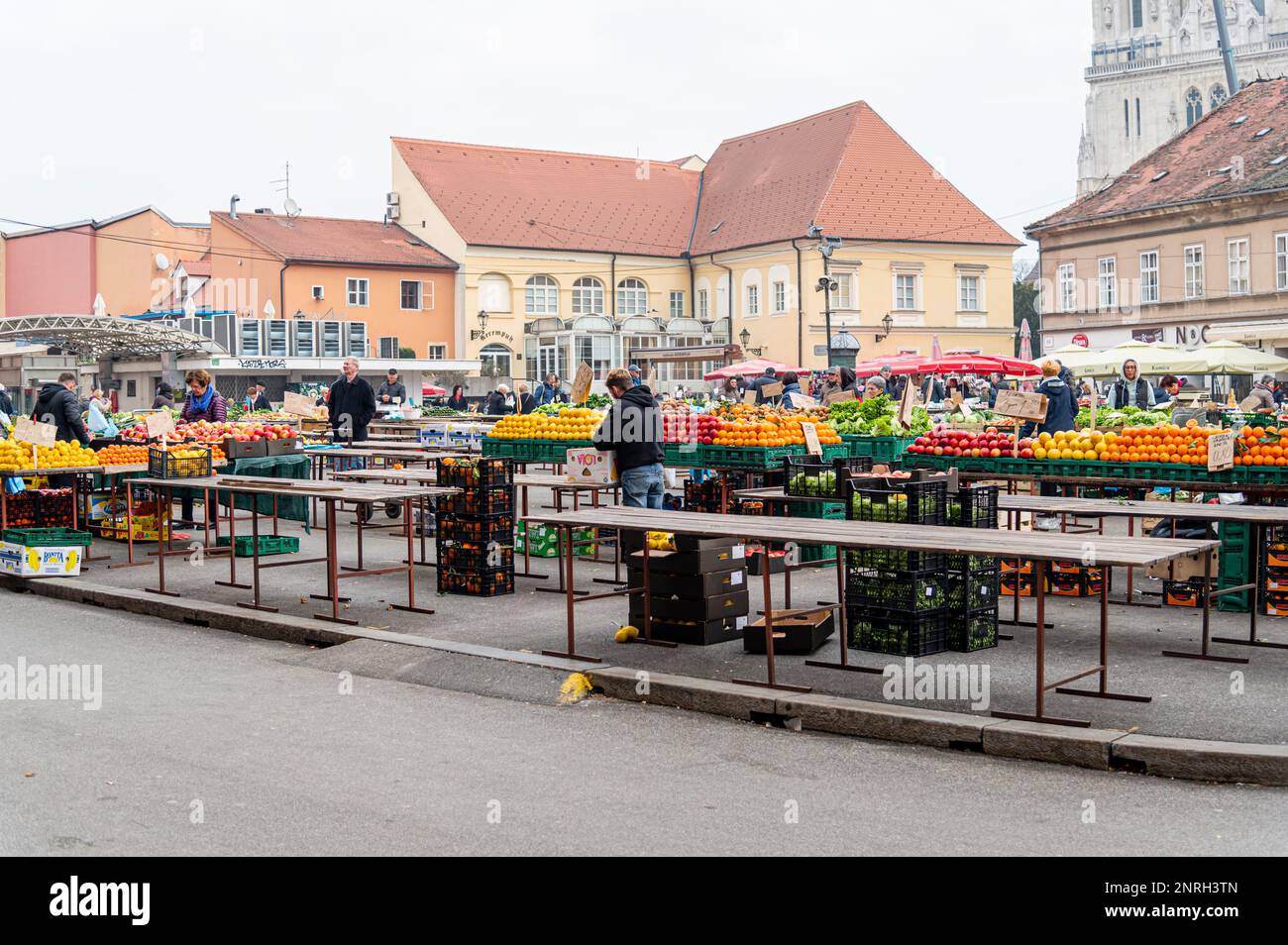 Blick auf den Dolac Markt und die Kathedrale, Zagreb, Kroatien Stockfoto