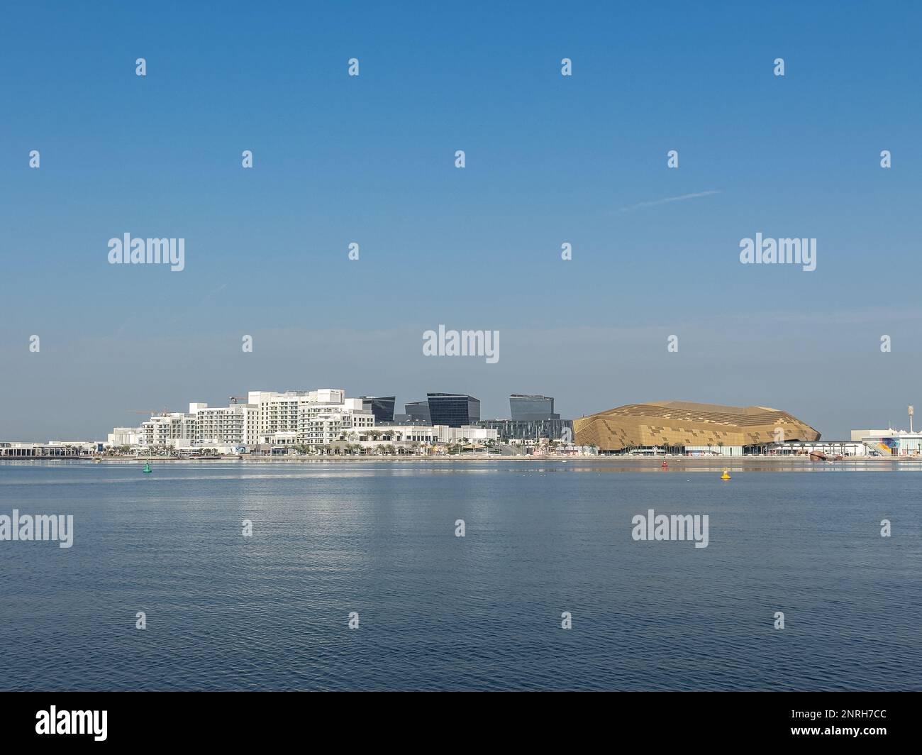 Blick auf die Uferpromenade von Yas Bay mit Etihad Arena, Formel-1-Strecke und TwoFour 54-Gebäude Stockfoto