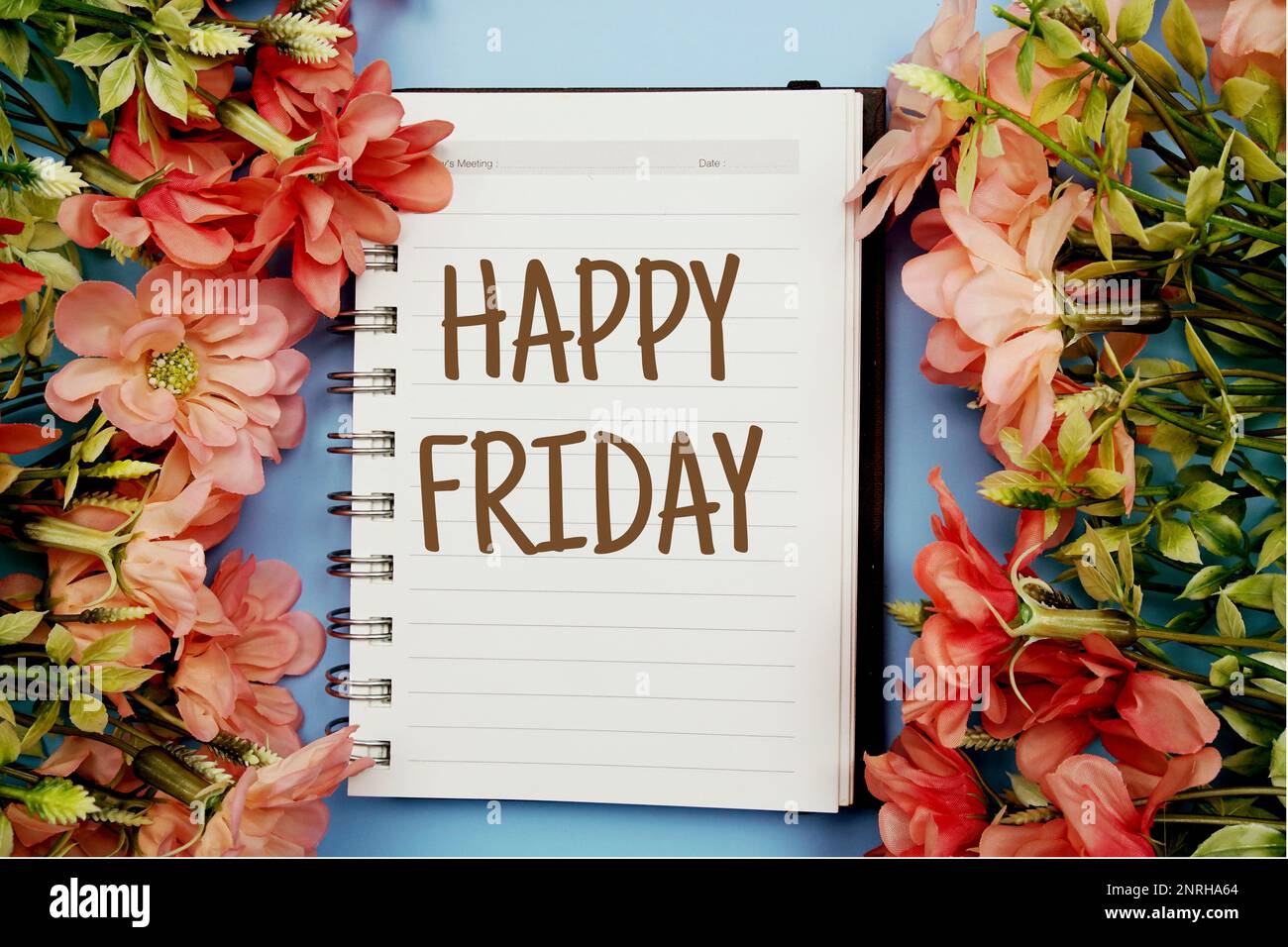 Happy Friday Typografie Text auf Papier Notizbuch flach auf blauem Hintergrund Stockfoto