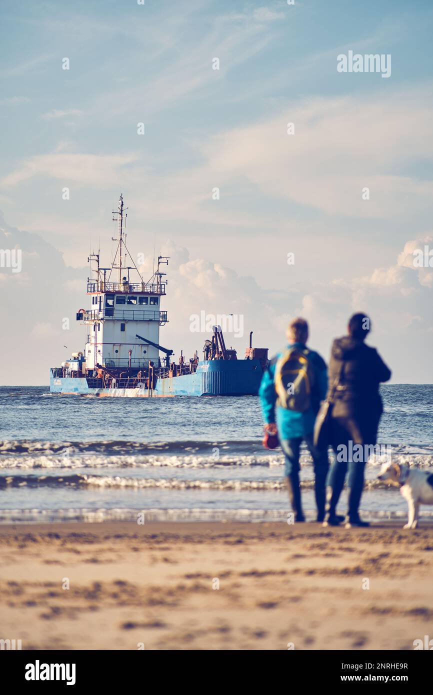 Zuschauer, die die Nachspeisung von Sand an der dänischen Küste beobachten. Hochwertiges Foto Stockfoto