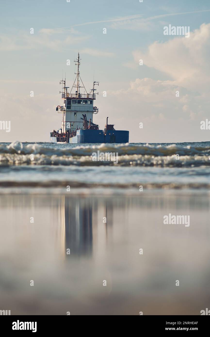 Schiff an der dänischen Küste zur Sandauffüllung. Hochwertiges Foto Stockfoto