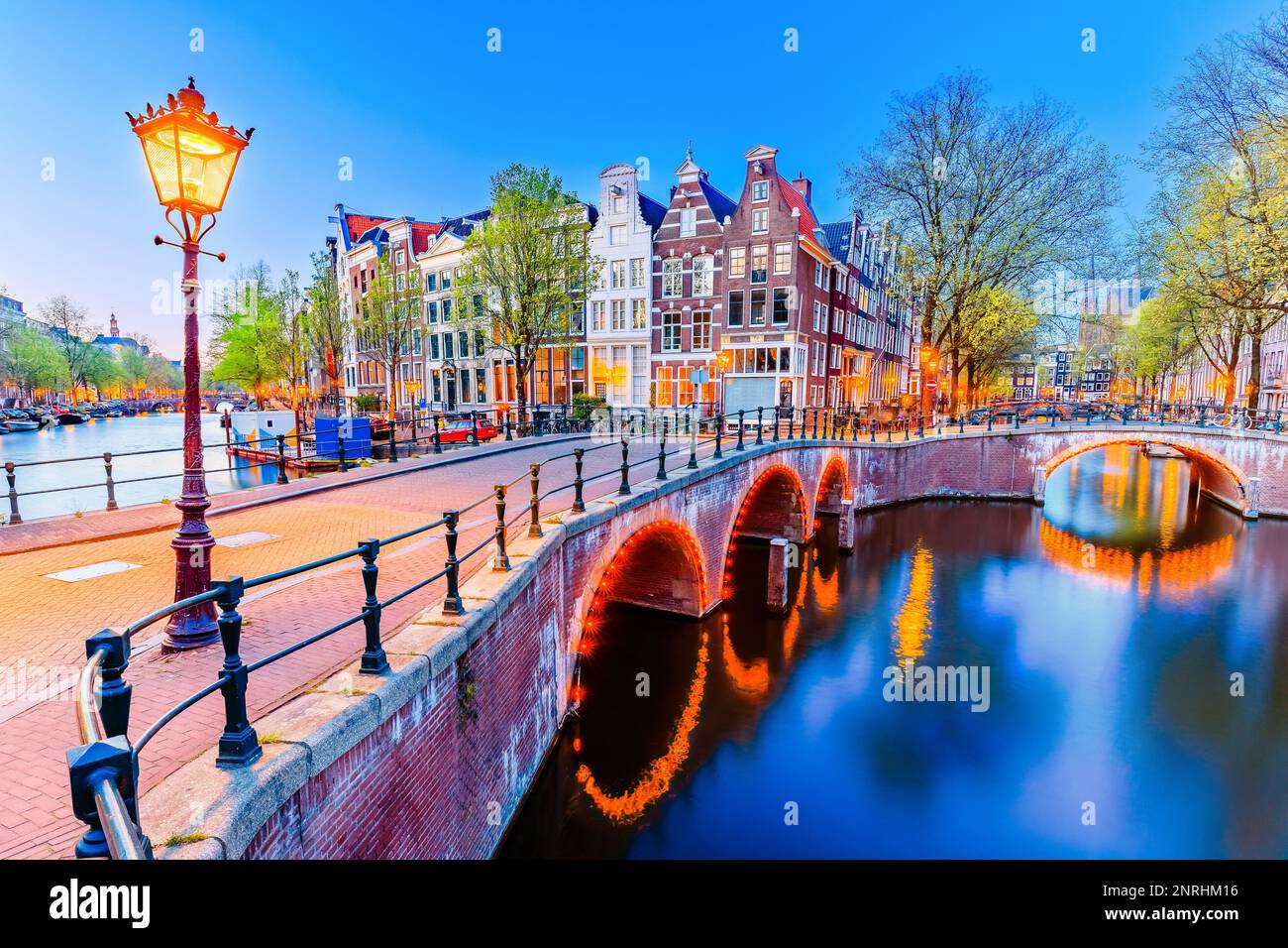 Amsterdam, Niederlande. Die Keizersgracht (Kaiser) Kanäle und Brücken bei Nacht. Stockfoto