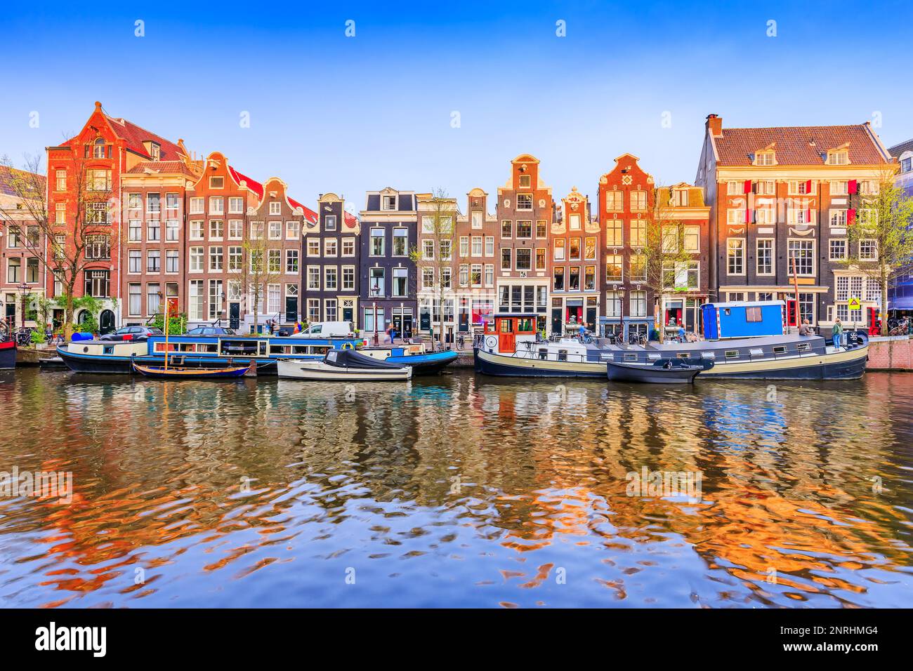 Amsterdam, Niederlande. Kanalhäuser Amsterdams Reflexionen. Stockfoto