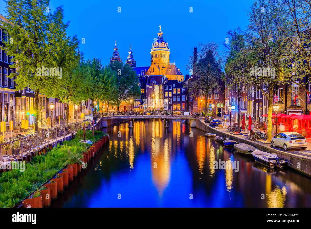 Amsterdam, Niederlande. Basilika St. Nikolaus und Grachtenhäuser von Amsterdam. Stockfoto