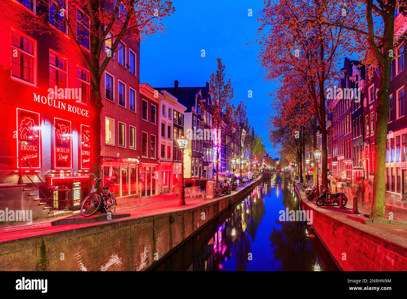 Amsterdam, Niederlande - 21. April 2022: Amsterdams Rotlichtviertel. Es ist eine der wichtigsten Touristenattraktionen Stockfoto