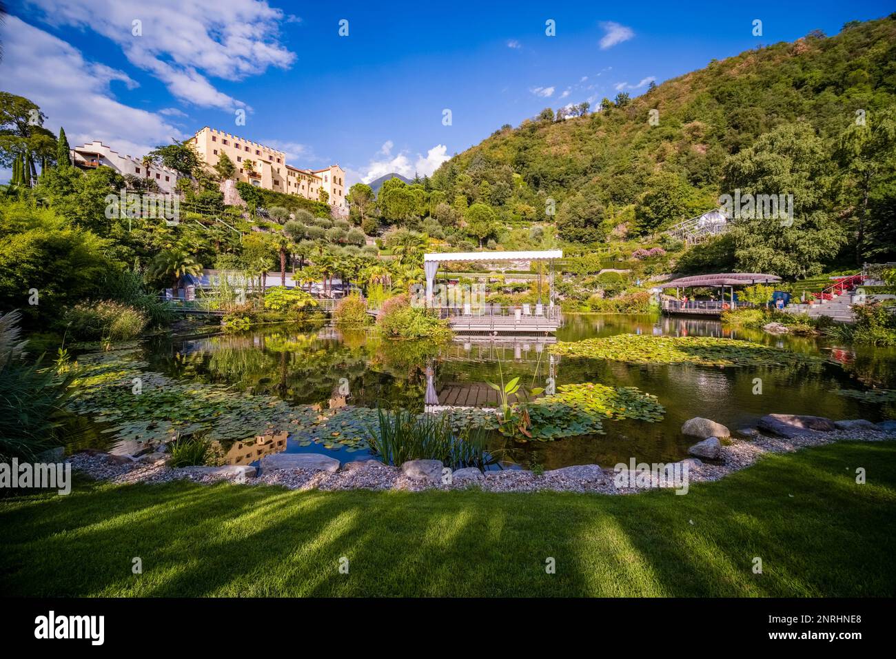 Landschaftsarchitektur mit einem kleinen See in den Gärten von Schloss Trautmansdorff. Stockfoto
