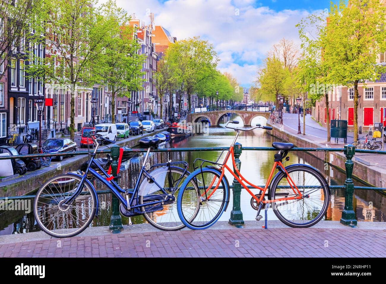 Amsterdam, Niederlande. Fahrräder auf einer Brücke am frühen Morgen. Stockfoto