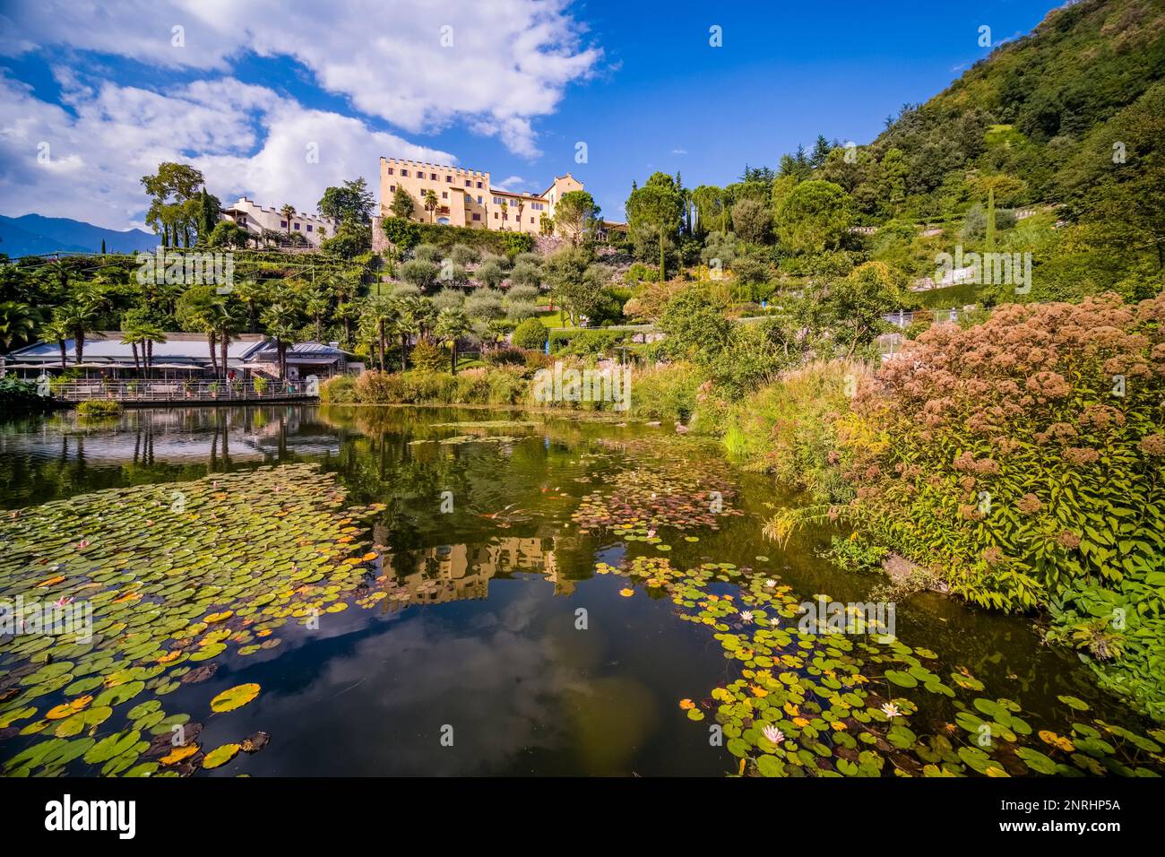 Landschaftsarchitektur mit einem kleinen See in den Gärten von Schloss Trautmansdorff. Stockfoto