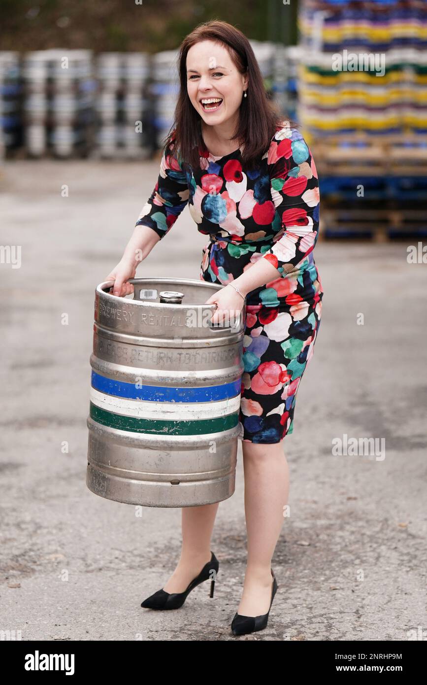 Kandidatin der schottischen Nationalpartei Kate Forbes während eines Besuchs in der Cairngorm Brewery in Aviemore, einem Teil ihres Wahlkreises Skye, Lochaber und Badenoch. Foto: Montag, 27. Februar 2023. Stockfoto