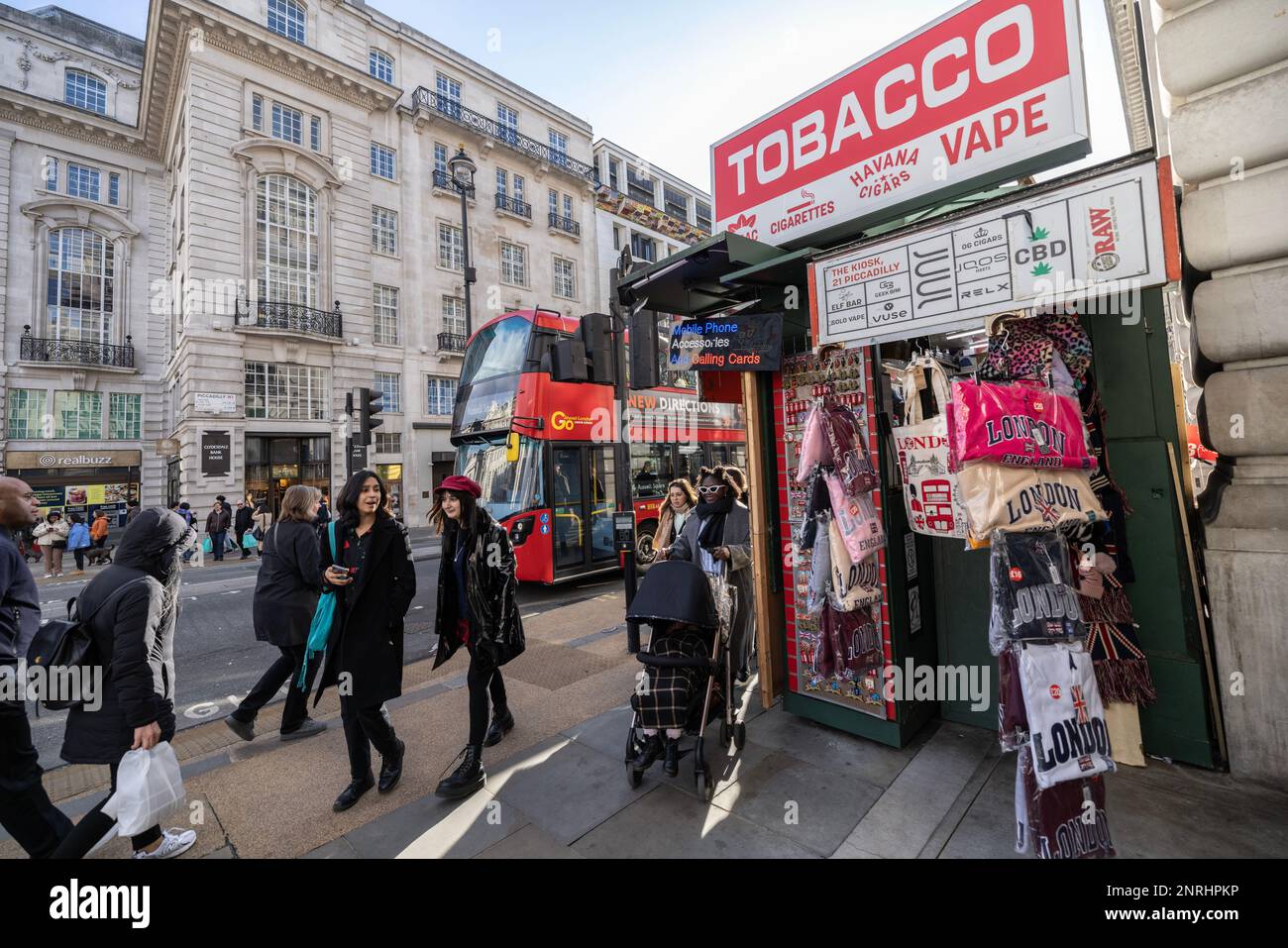 Kiosk, der Tabakwaren und Vape-Produkte neben Souvenirs an der Ecke Piccadilly Circus im Zentrum von London, England, Großbritannien verkauft Stockfoto