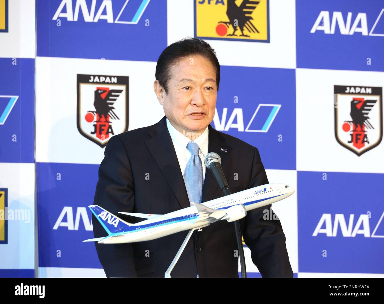 Tokio, Japan. 27. Februar 2023. Der Präsident von All Nippon Airways (ANA), Shinichi Inoue, hält am Montag, den 27. Februar 2023, eine Rede, als ANA und Japan Football Association (JFA) ihren Partnerschaftsvertrag im ANA-Hangar am Tokio Flughafen Haneda vereinbart haben. ANA unterstützt die nationalen und internationalen Touren der japanischen Nationalmannschaft vom 2023. Februar bis Ende 2026. (Foto: Yoshio Tsunoda/AFLO) Kredit: Aflo Co Ltd./Alamy Live News Stockfoto