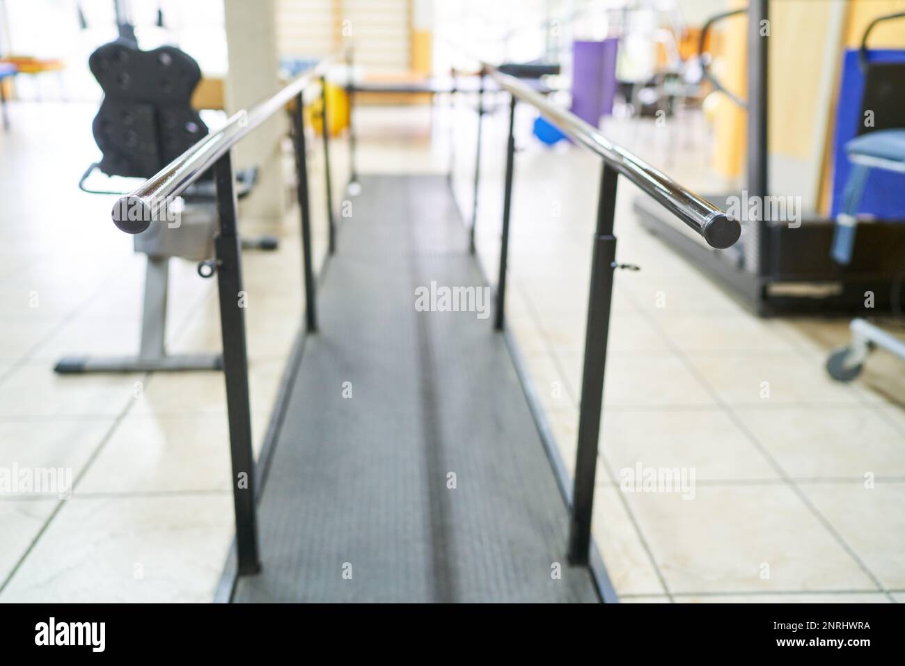 Leere geneigte Rampe mit Geländern im Fitnessraum des Reha-Centers Stockfoto