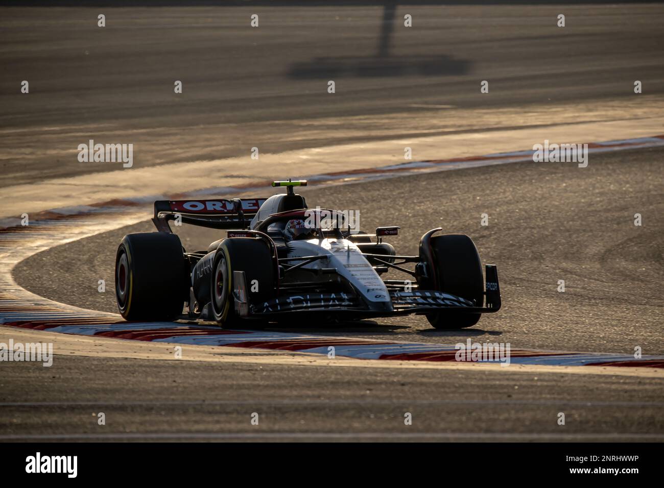 BAHRAIN INTERNATIONAL CIRCUIT, BAHRAIN - FEBRUAR 25: Yuki Tsunoda, Scuderia AlphaTauri AT04 während des Bahrain Tests auf dem Bahrain International Circuit am 25. Februar 2023 in Sakhir, Bahrain. (Foto: Michael Potts/BSR Agency) Stockfoto