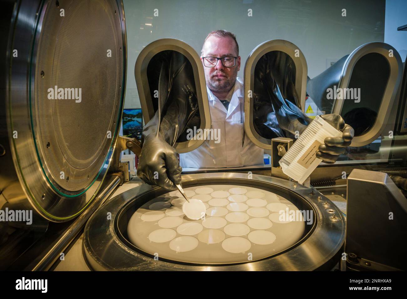 Wafer-Chips, die in einen MOCVD-Reaktor zur Abscheidung organischer Metalldampf-Chemikalien geladen werden. Foto: Jason Bye t: +44 7966 173 930 e: mail@jasonbye.com w: http://www.jasonbye.com Stockfoto