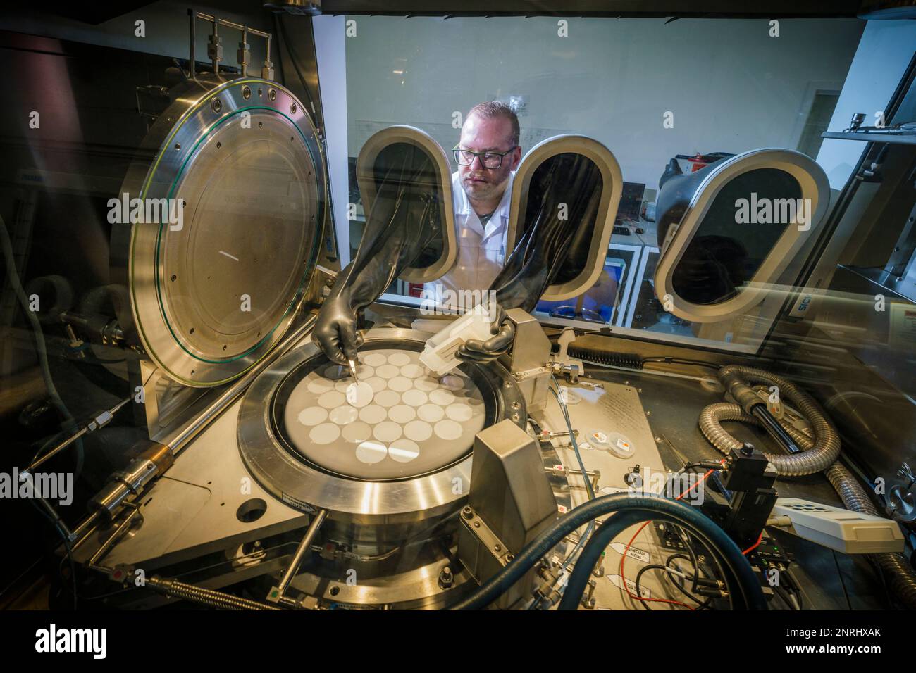 Wafer-Chips, die in einen MOCVD-Reaktor zur Abscheidung organischer Metalldampf-Chemikalien geladen werden. Foto: Jason Bye t: +44 7966 173 930 e: mail@jasonbye.com w: http://www.jasonbye.com Stockfoto